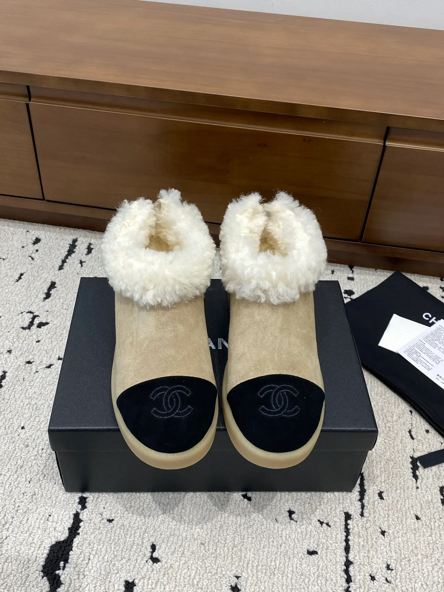 👟👟Ex-factory price 640👟👟 🍀Chanel 2025 autumn and winter style wool shoes Chanel new autumn and winter genuine wool slippers and boots Xiaoxiang 2025 autumn and winter one of the most beautiful snow boots Classic, beautiful and warm snow boots ❤️super warm! It's enough to have it this winter, it's really beautiful and fairy~ Materials and craftsmanship: The upper is made of custom sheepskin/wool/sheepskin, and the inner pads are all made of wool. It feels very soft and comfortable! The sole is the original TPU outsole Size: 35-39 (40.41 customized, non-refundable)